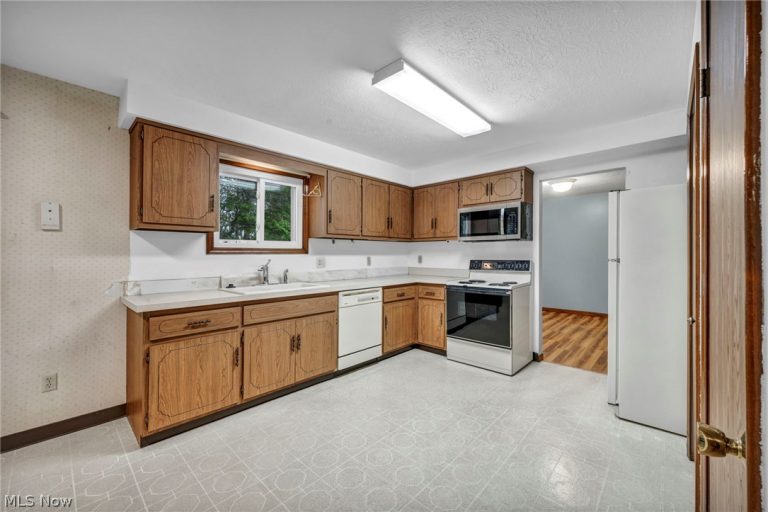 1668 Eisenhower, Brunswick, OH - Photo 3