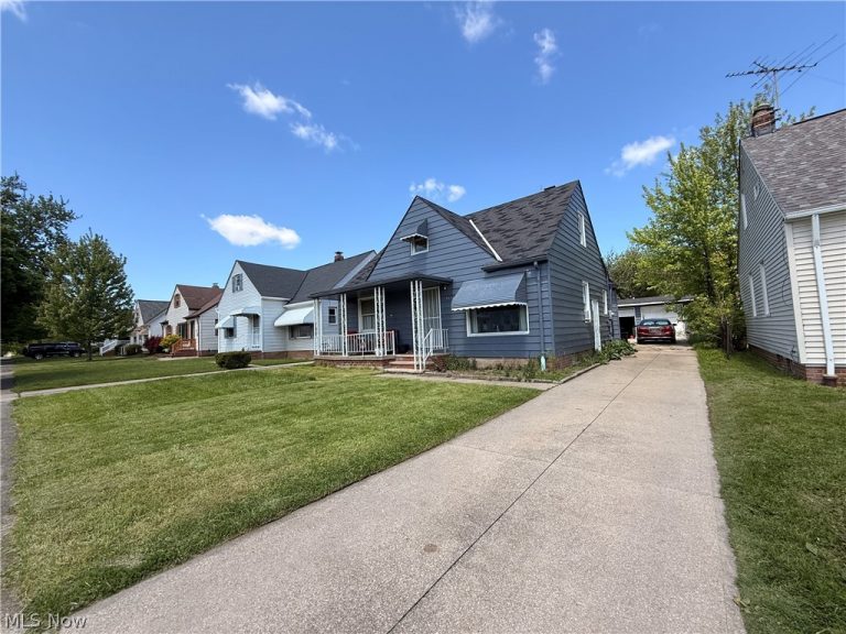 13701 Maple Leaf Drive, Garfield Heights, OH - Photo 2