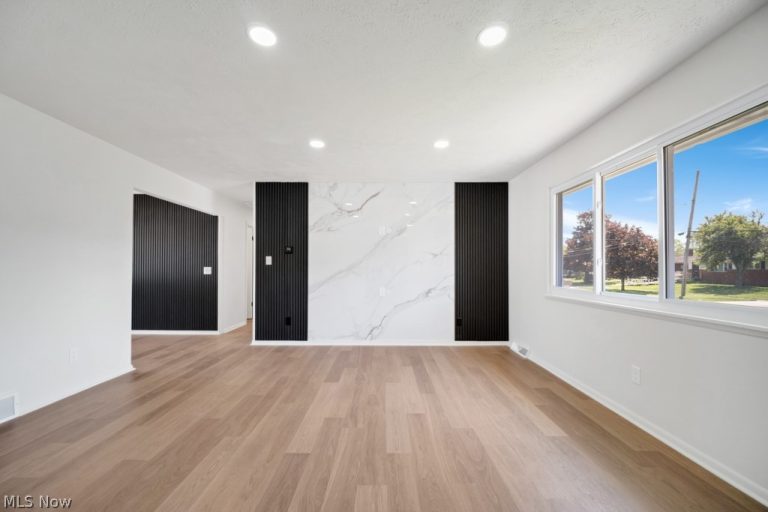 322 Windsor Drive, Elyria, OH - Photo 4