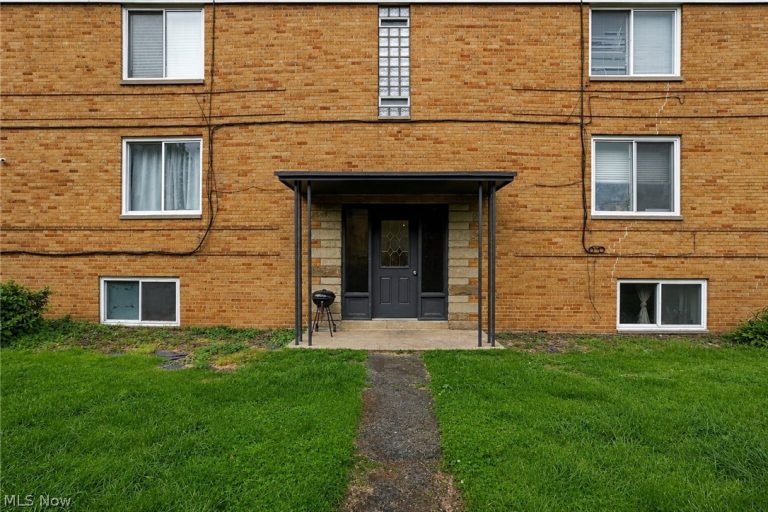 18963 Hilliard Boulevard #2, Rocky River, OH - Photo 2