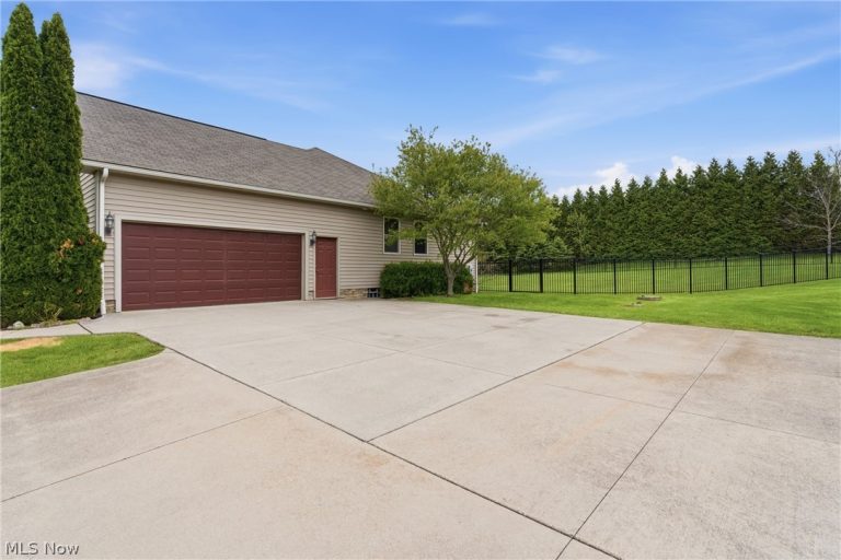 690 Lang Farm Drive, Medina, OH - Photo 4