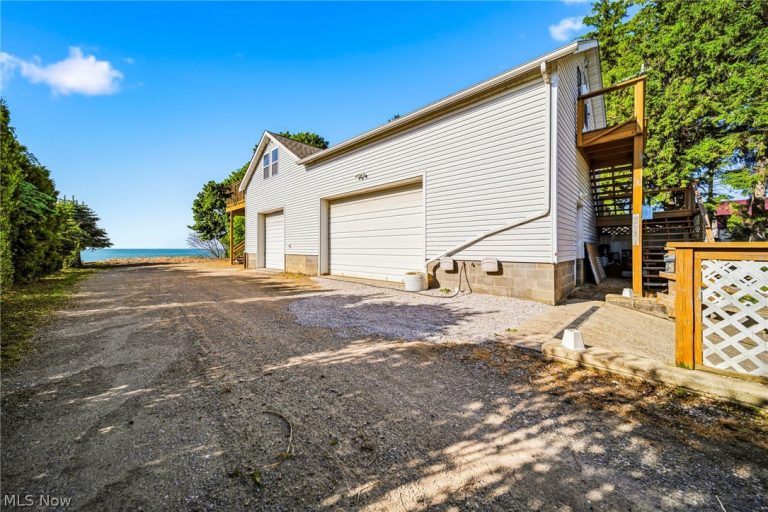 1050 Lake Road, Conneaut, OH - Photo 3