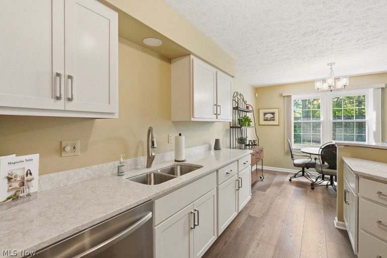 5653 Gateway Lane, Brook Park, OH - Photo 4
