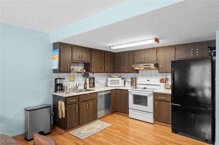 6962 Parkway Drive, Middleburg Heights, OH - Photo 8
