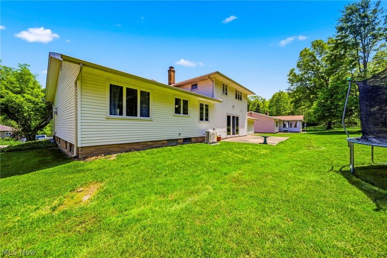 8074 Farview Oval, Brecksville, OH - Photo 4