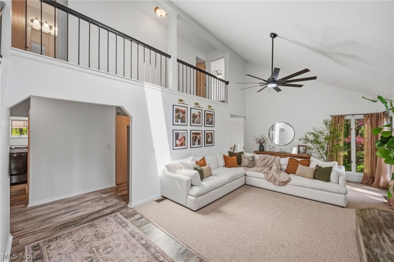 18976 Thorpe Road, Chagrin Falls, OH - Photo 2