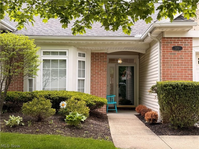 370 Rosebury Court, Mayfield Heights, OH - Photo 2