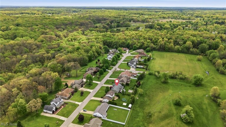 100 Forest Hill Drive, Hubbard, OH - Photo 6