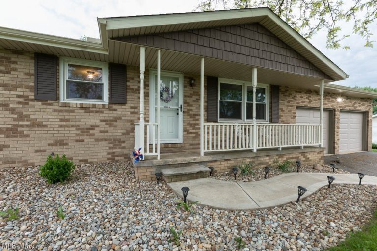 1094 Desert Street, Uniontown, OH - Photo 2