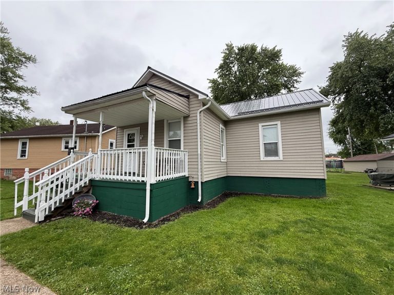 208 1st Street, Uhrichsville, OH, 44683