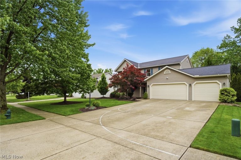 10376 Lake Meadows Drive, Strongsville, OH - Photo 2
