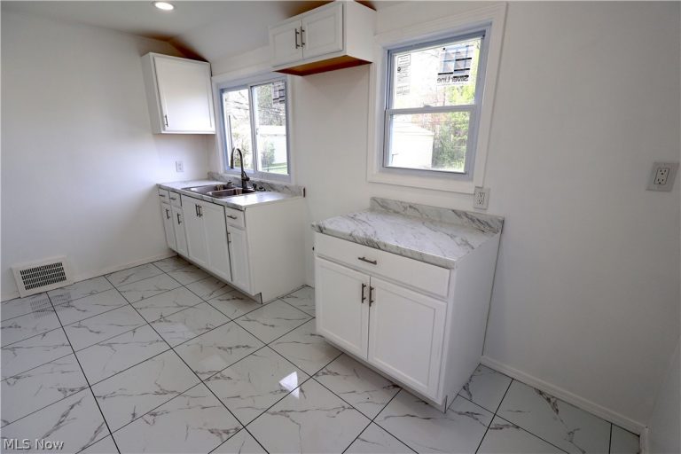 16405 Glendale Avenue, Cleveland, OH - Photo 2