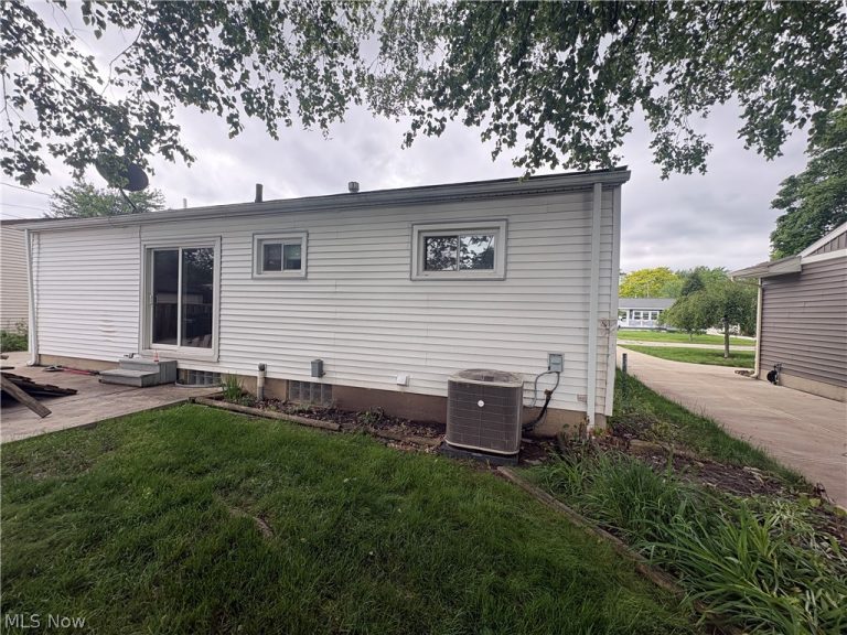 340 Hickory Drive, Berea, OH - Photo 6