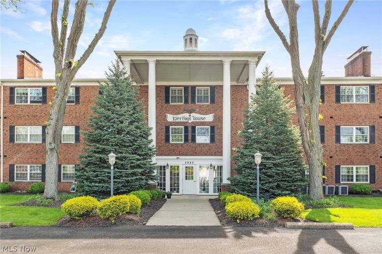 2885 Pease Drive #103, Rocky River, OH, 44116