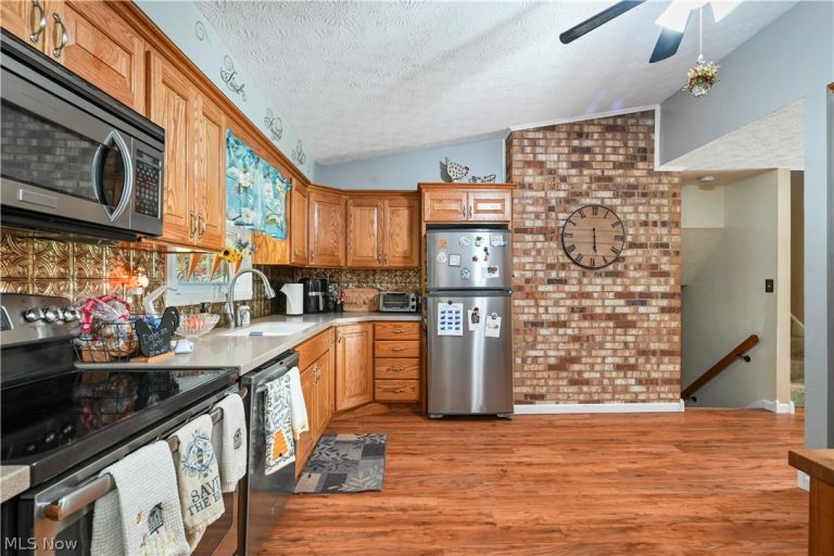 8441 Carriage Hill Drive, Warren, OH - Photo 3