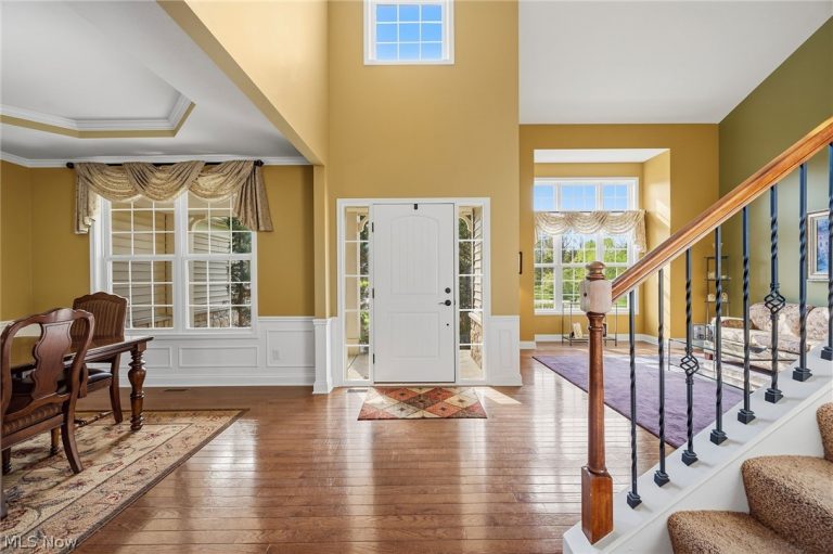 7695 Cottonwood Trail, Chagrin Falls, OH - Photo 4