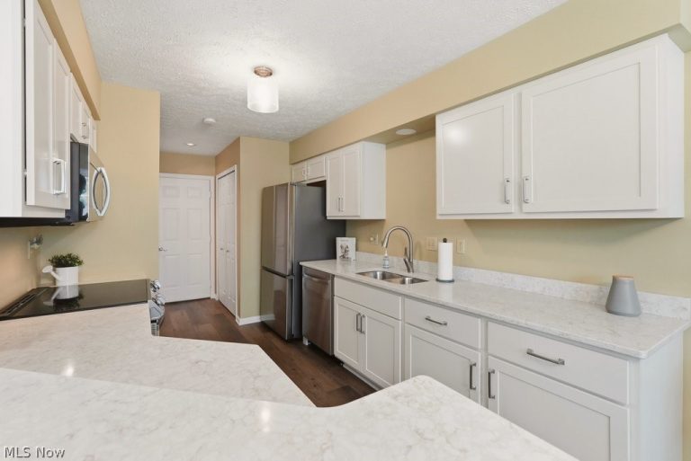 5653 Gateway Lane, Brook Park, OH - Photo 6