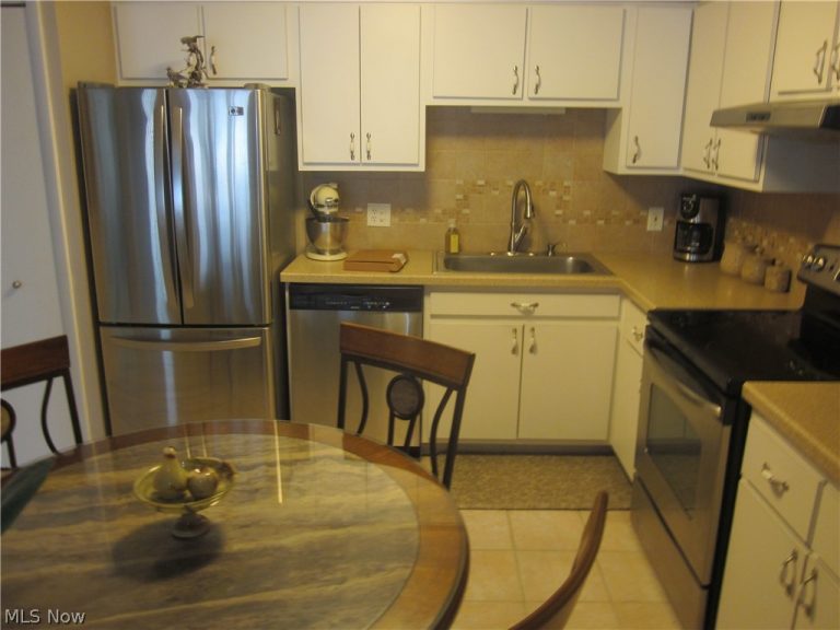 22555 Center Ridge Road #204, Rocky River, OH - Photo 6