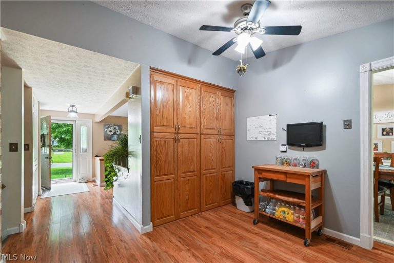 8441 Carriage Hill Drive, Warren, OH - Photo 5