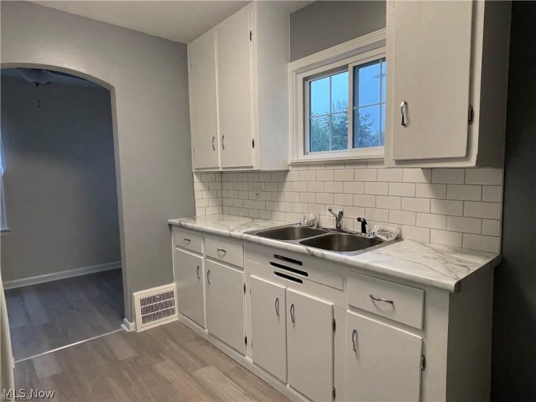 2800 Hillside Road, Seven Hills, OH - Photo 8
