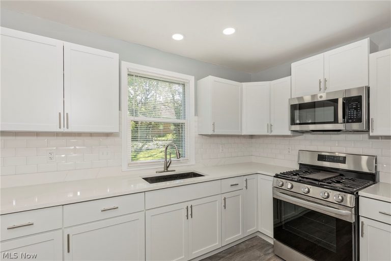 1259 Hereford Road, Cleveland Heights, OH - Photo 4