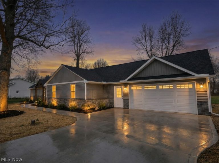 16243 Roselawn Drive, Burton, OH - Photo 3