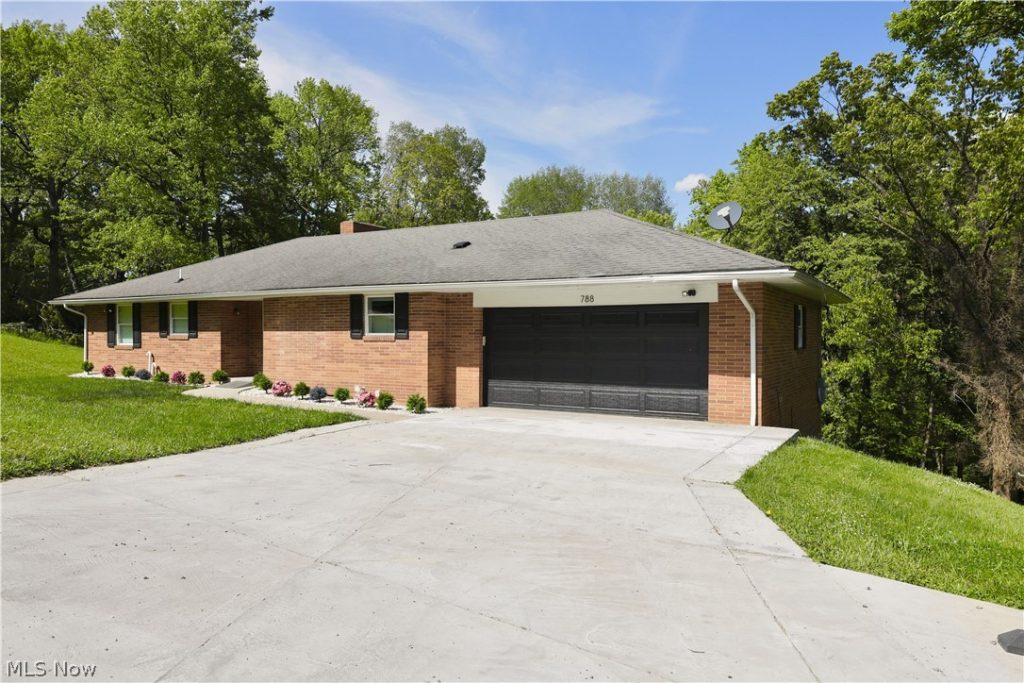 788 Ridgewood Drive, Coshocton, OH