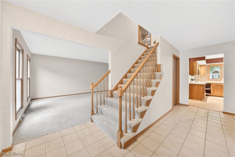 5532 Quail Run, North Olmsted, OH - Photo 2