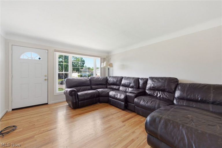 18313 Hazelwood Avenue, Maple Heights, OH - Photo 4