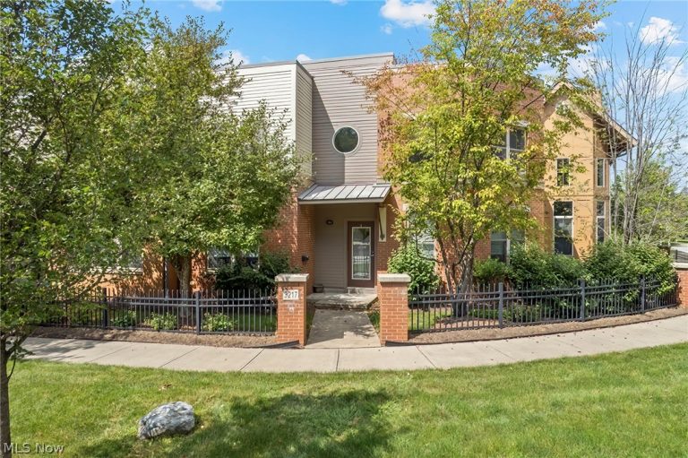 3217 Euclid Heights Boulevard, Cleveland Heights, OH - Photo 2