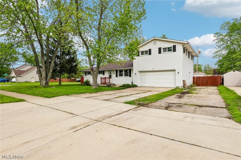 805 Roberts Street, Sheffield Lake, OH - Photo 2