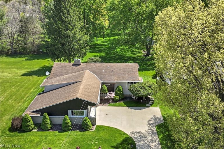 8089 Wesley Drive, Strongsville, OH - Photo 5