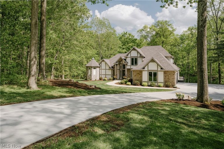 11251 Lake Forest Drive, Chesterland, OH - Photo 2
