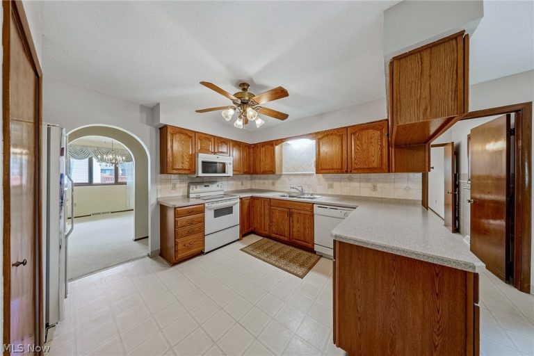 9841 Applewood Drive, North Royalton, OH - Photo 6