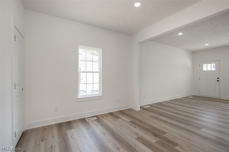 259 Courtland Boulevard, Eastlake, OH - Photo 6