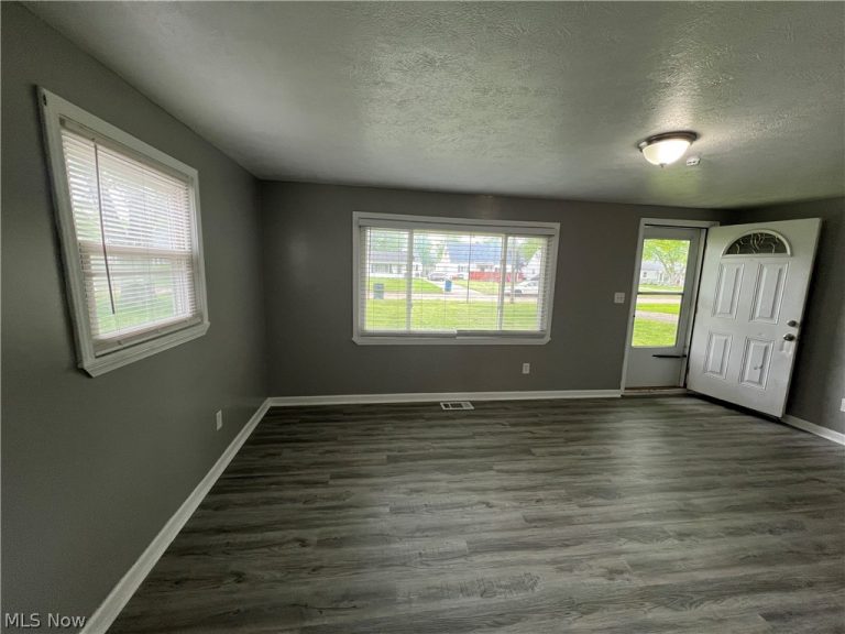 633 Blossom Drive, Lorain, OH - Photo 3