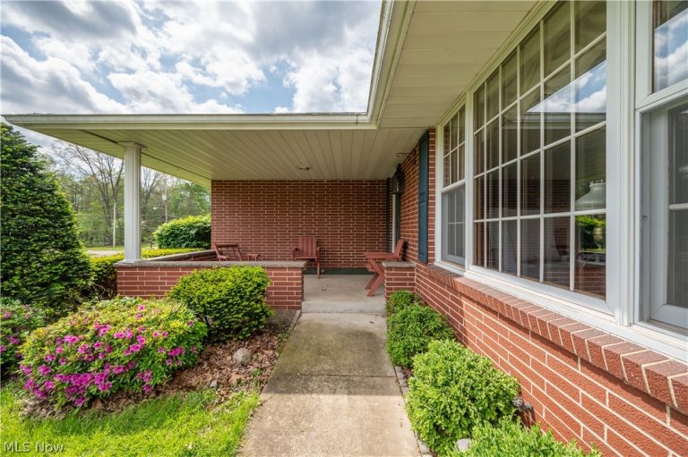 1498 Brantford Drive, Youngstown, OH - Photo 2