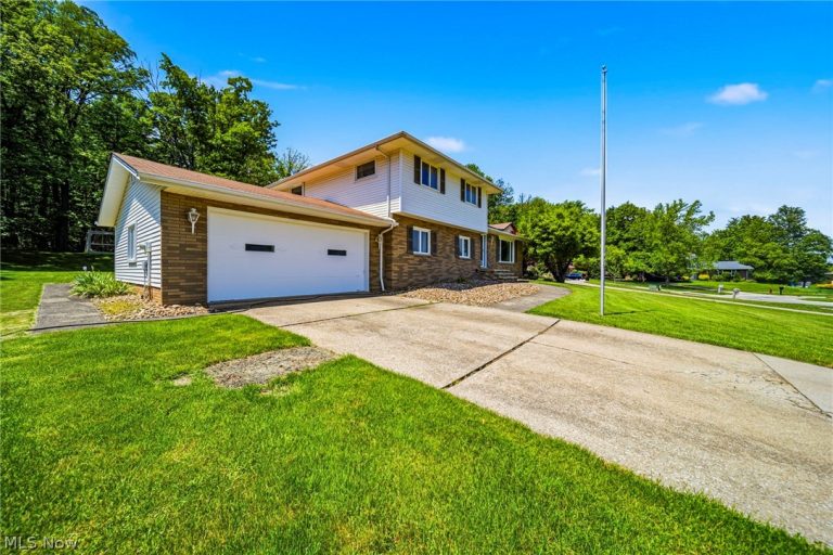 8074 Farview Oval, Brecksville, OH - Photo 2
