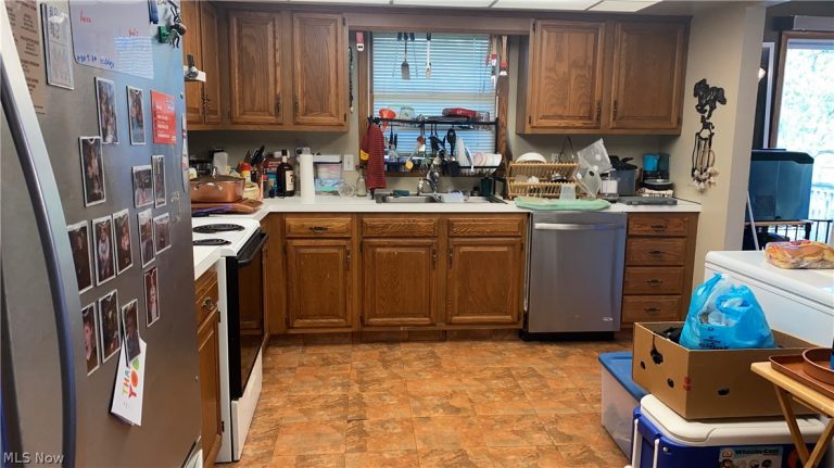 1326 Barclay Messerly Road, Leavittsburg, OH - Photo 2