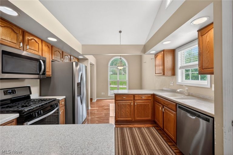 500 Glen Hollow Circle, Aurora, OH - Photo 8