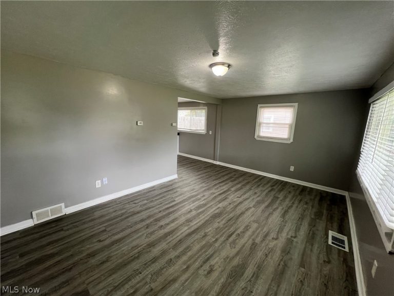 633 Blossom Drive, Lorain, OH - Photo 4