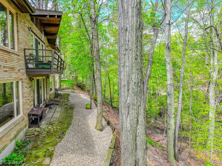 6811 Drexel Drive, Seven Hills, OH - Photo 4
