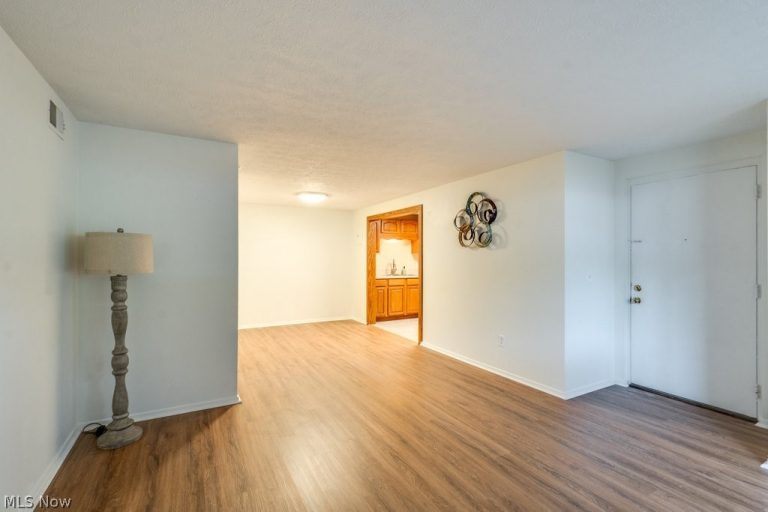 216 Moore Road #4M, Avon Lake, OH - Photo 5