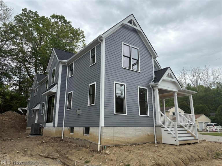 295 Franklin Street, Chagrin Falls, OH - Photo 2