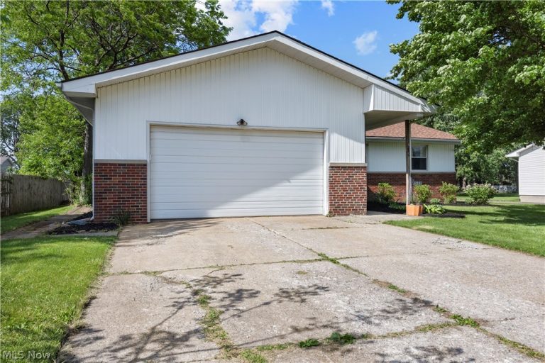 835 Columbia Drive, Amherst, OH - Photo 3