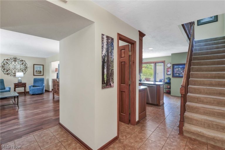 152 Woodridge Drive, Elyria, OH - Photo 6