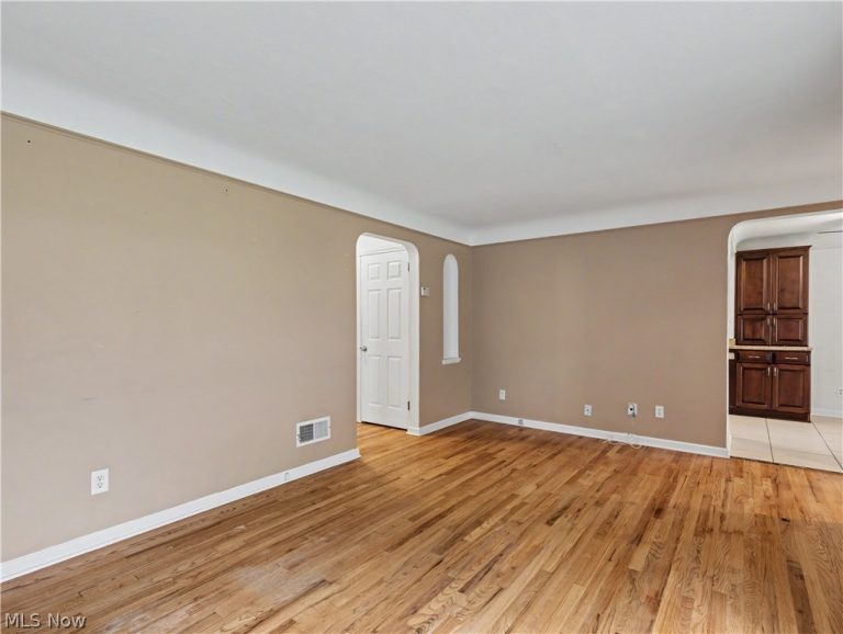 6932 Greenleaf Avenue, Parma Heights, OH - Photo 8
