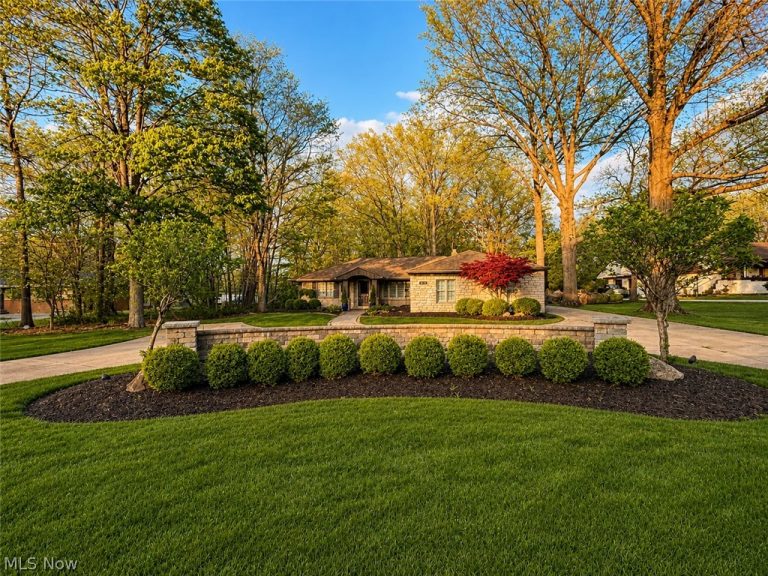 6325 Crossview Road, Seven Hills, OH - Photo 2