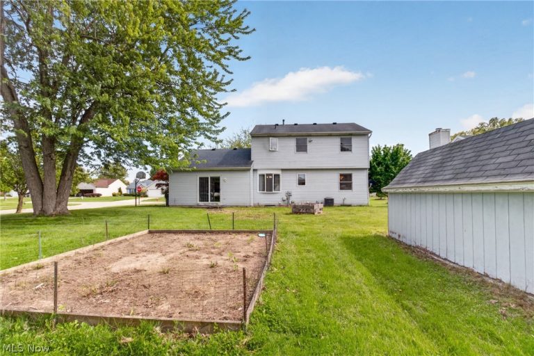 438 Hampton Drive, Elyria, OH - Photo 5
