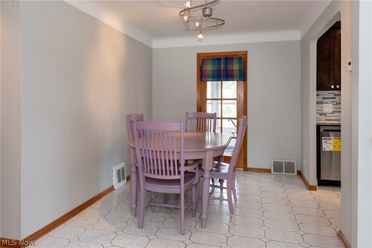 5042 Barton Road, Lyndhurst, OH - Photo 6